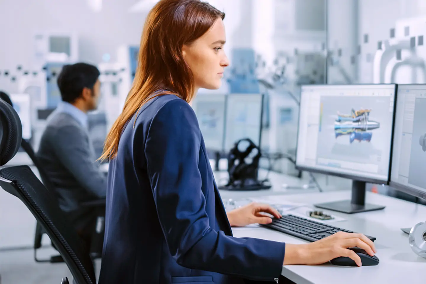 Engenheiro mecânico trabalha em um protótipo no computador