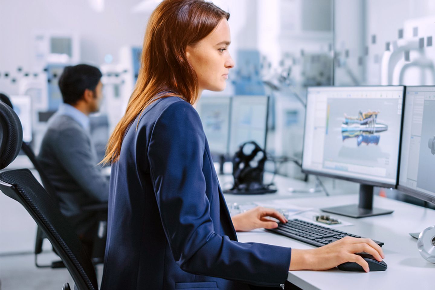 Werktuigbouwkundig ingenieur werkt aan een prototype op de computer