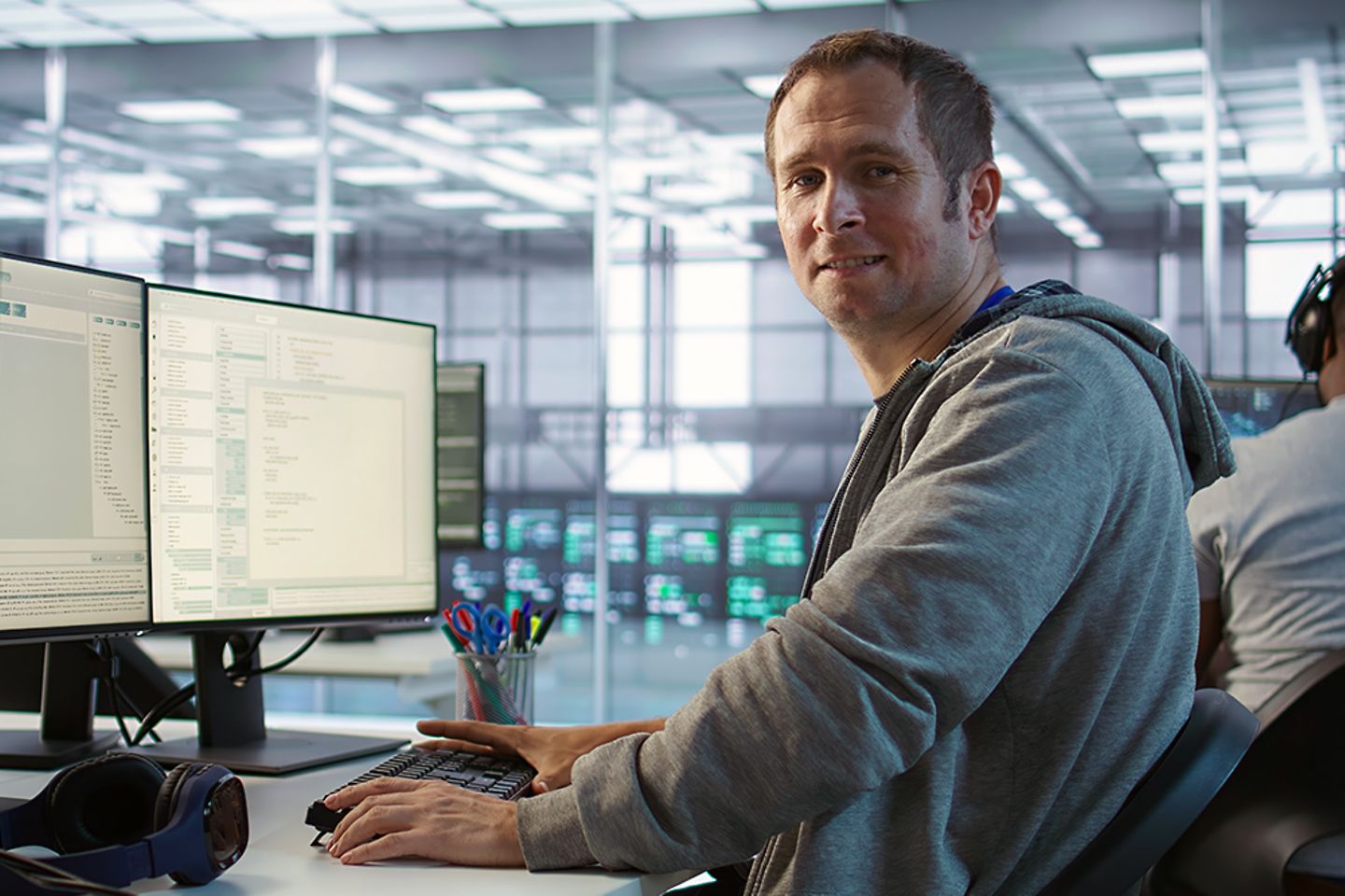 Ein lächelnder Ingenieur inspiziert die Serverreihen im Rechenzentrum
