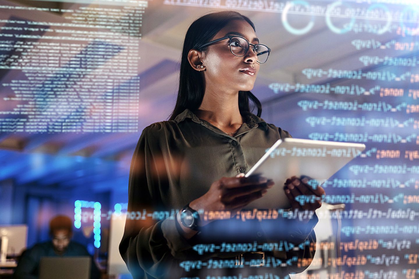 Eine Programmiererin überprüft einen Bildschirm mit Codes darauf.