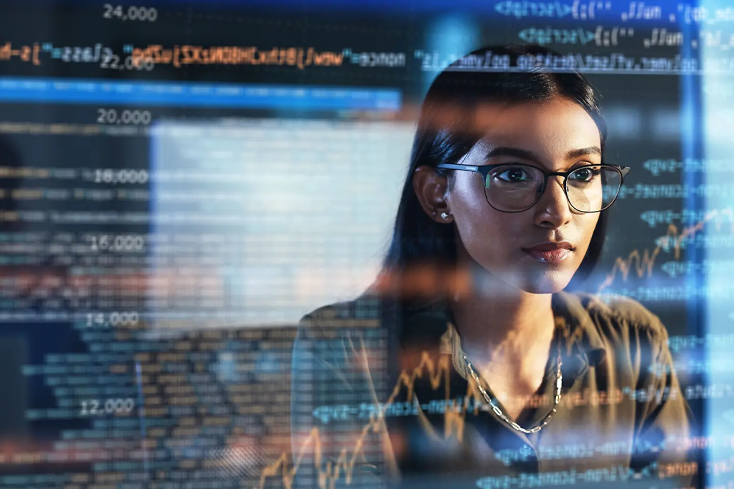 Een IT-specialist leest een script of programma voor op een digitaal scherm.
