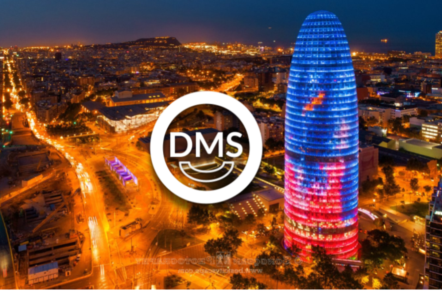 Barcelona de noche con el DMS-Logo