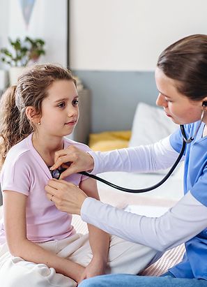 Kinderärztin untersucht Mädchen im Krankenhaus