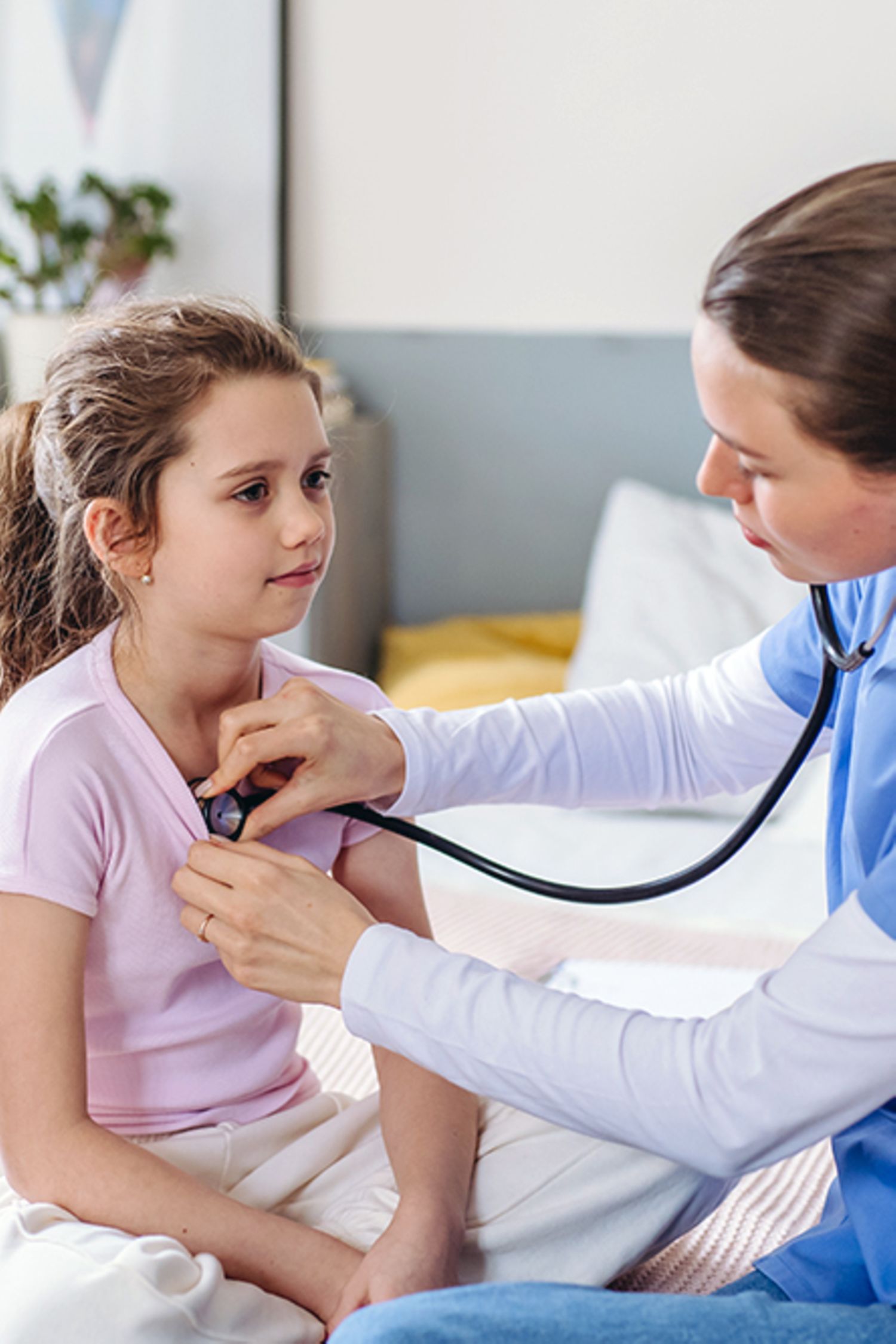 Kinderärztin untersucht Mädchen im Krankenhaus