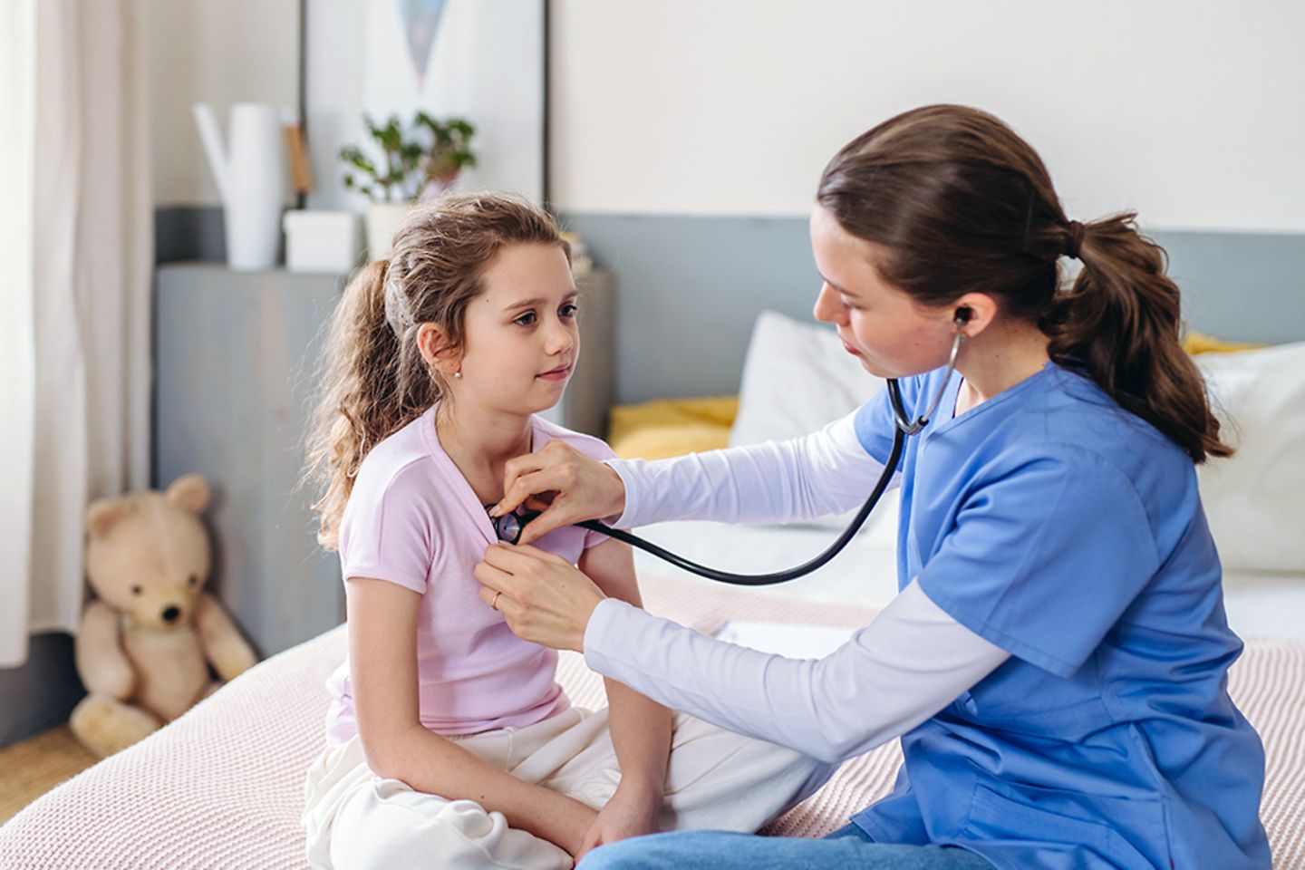Un pediatra examinando a una niña en el hospital