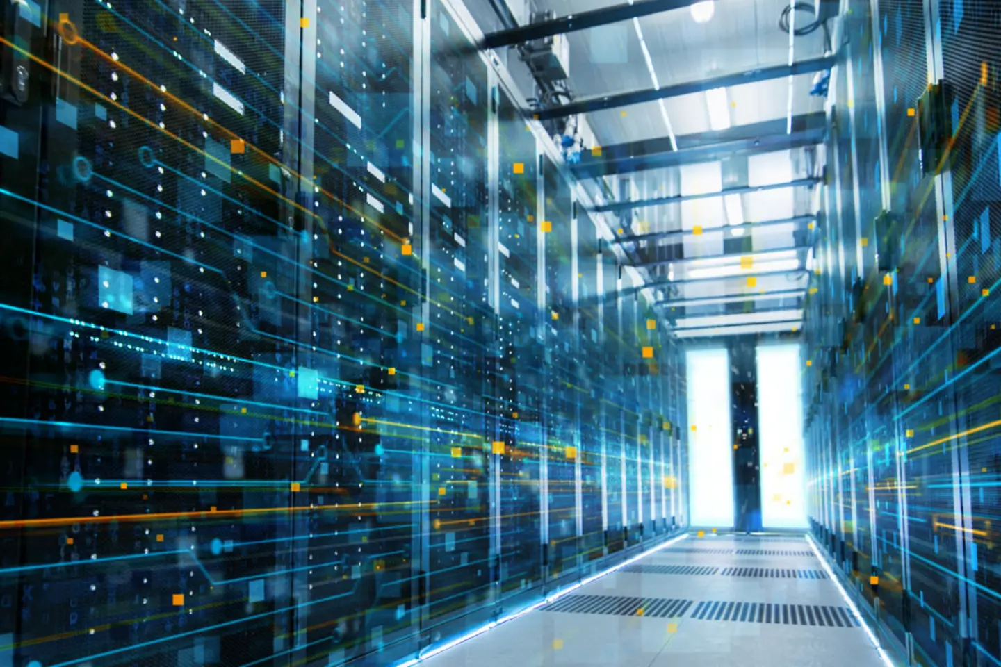 Toma de un centro de datos en funcionamiento con filas de servidores en rack
