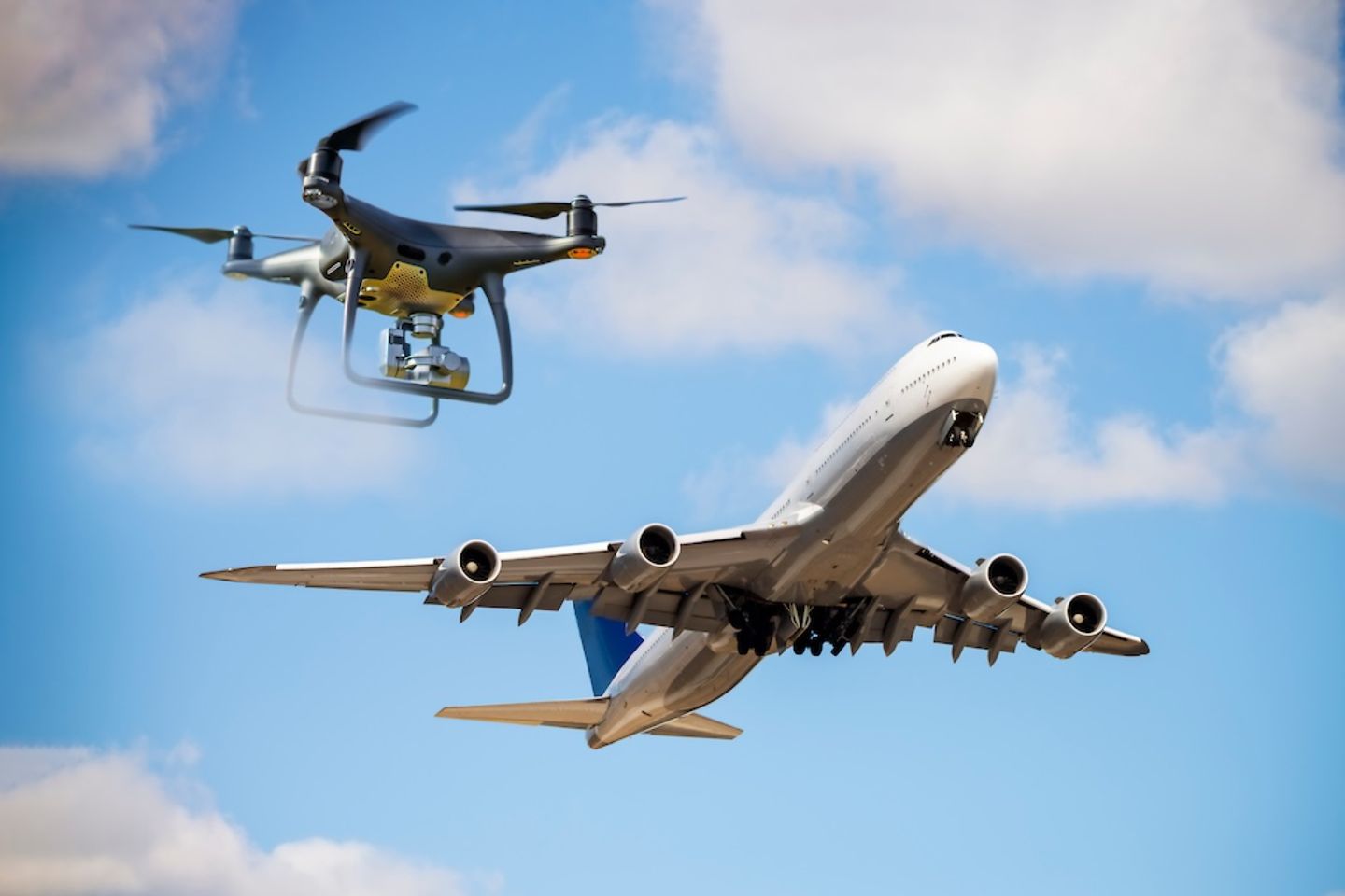 Drone in de lucht voor een vliegtuig