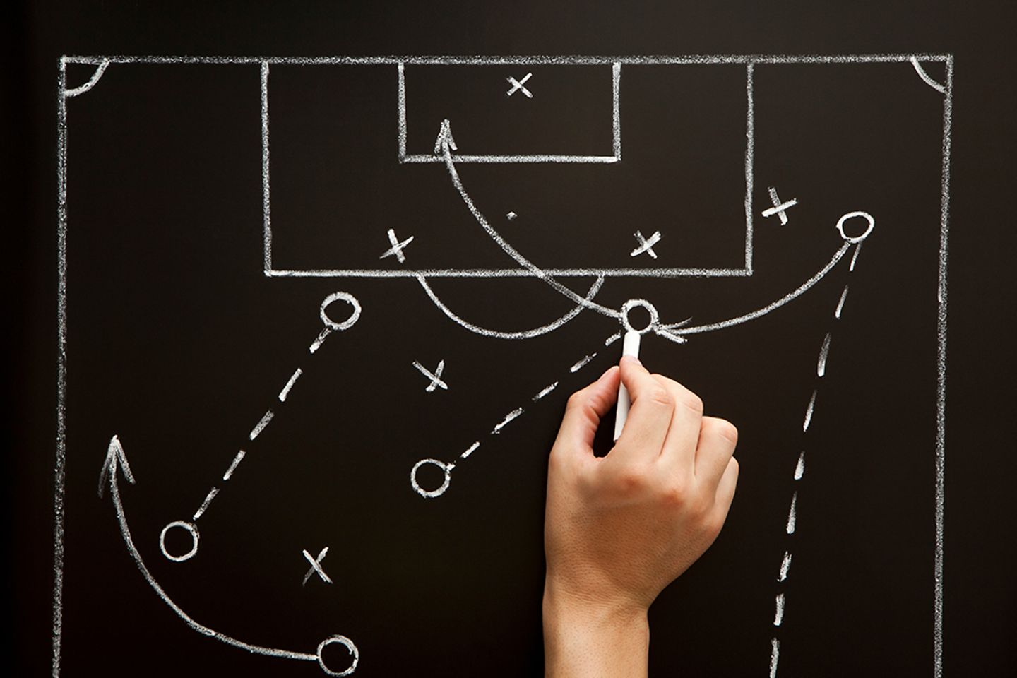 Dans les vestiaires, un entraîneur élabore une stratégie pour un match de football.