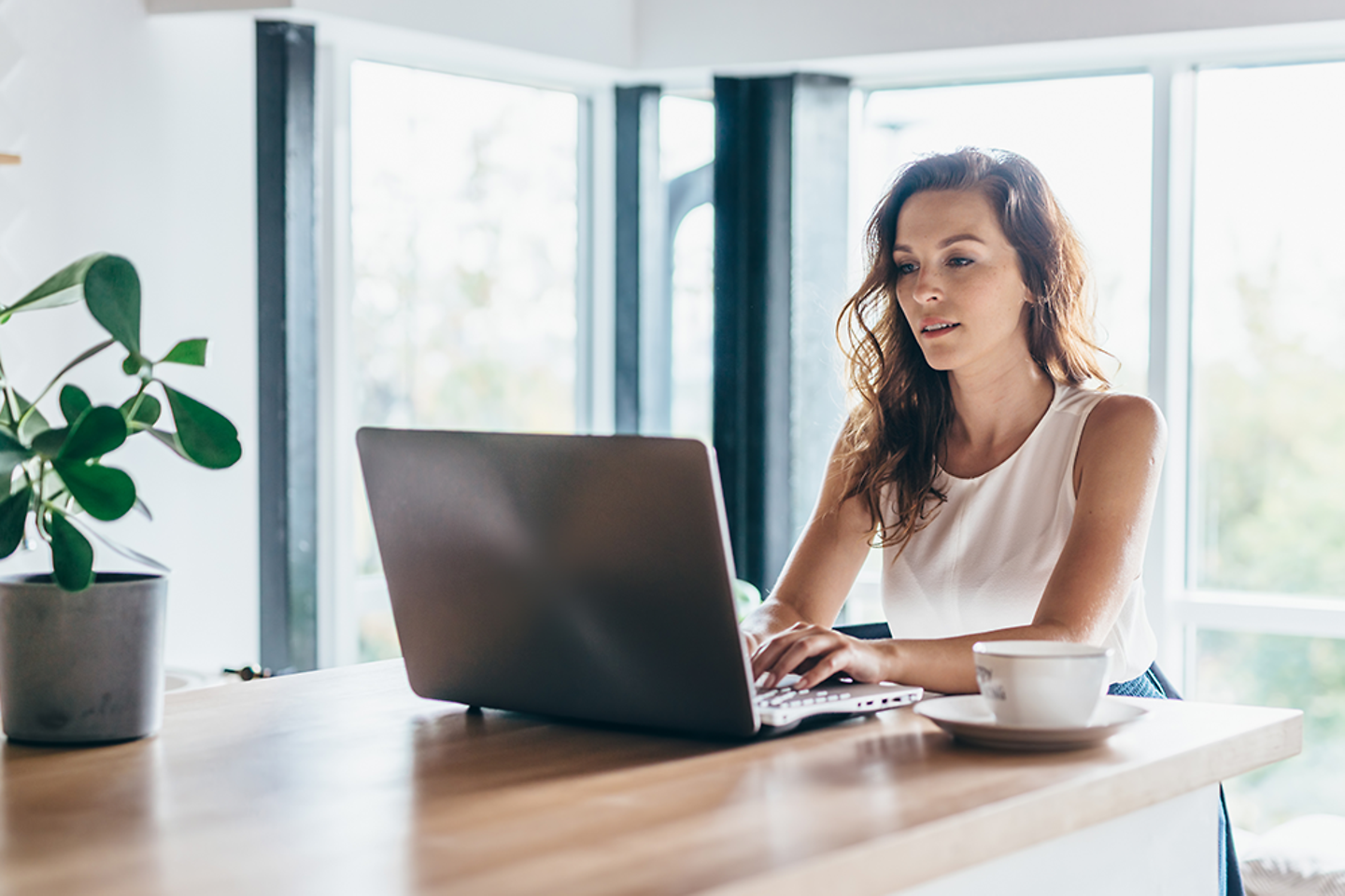 Frau sitzt im Homeoffice am Laptop