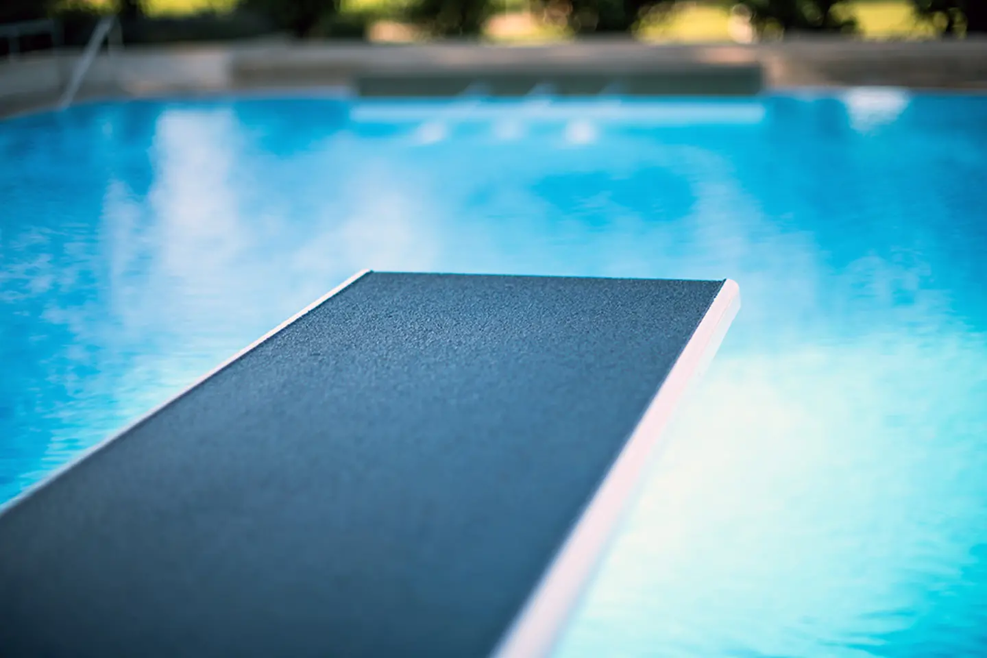 Nahaufnahme des Sprungbretts im Schwimmbad