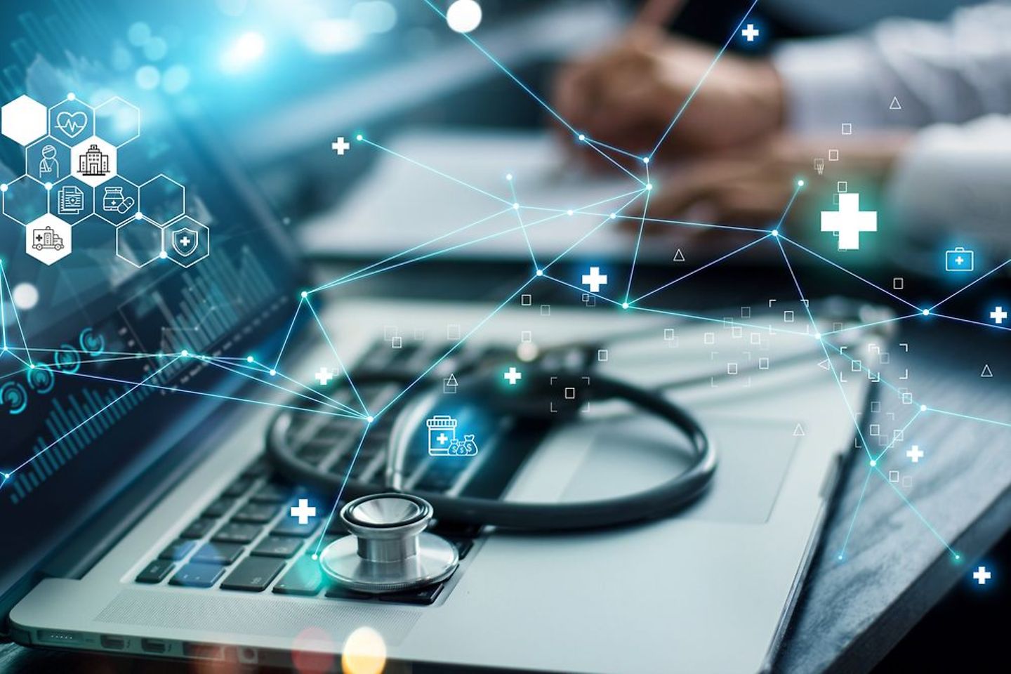 Análisis de un informe médico de empresa con conexión de red en la pantalla de un ordenador portátil