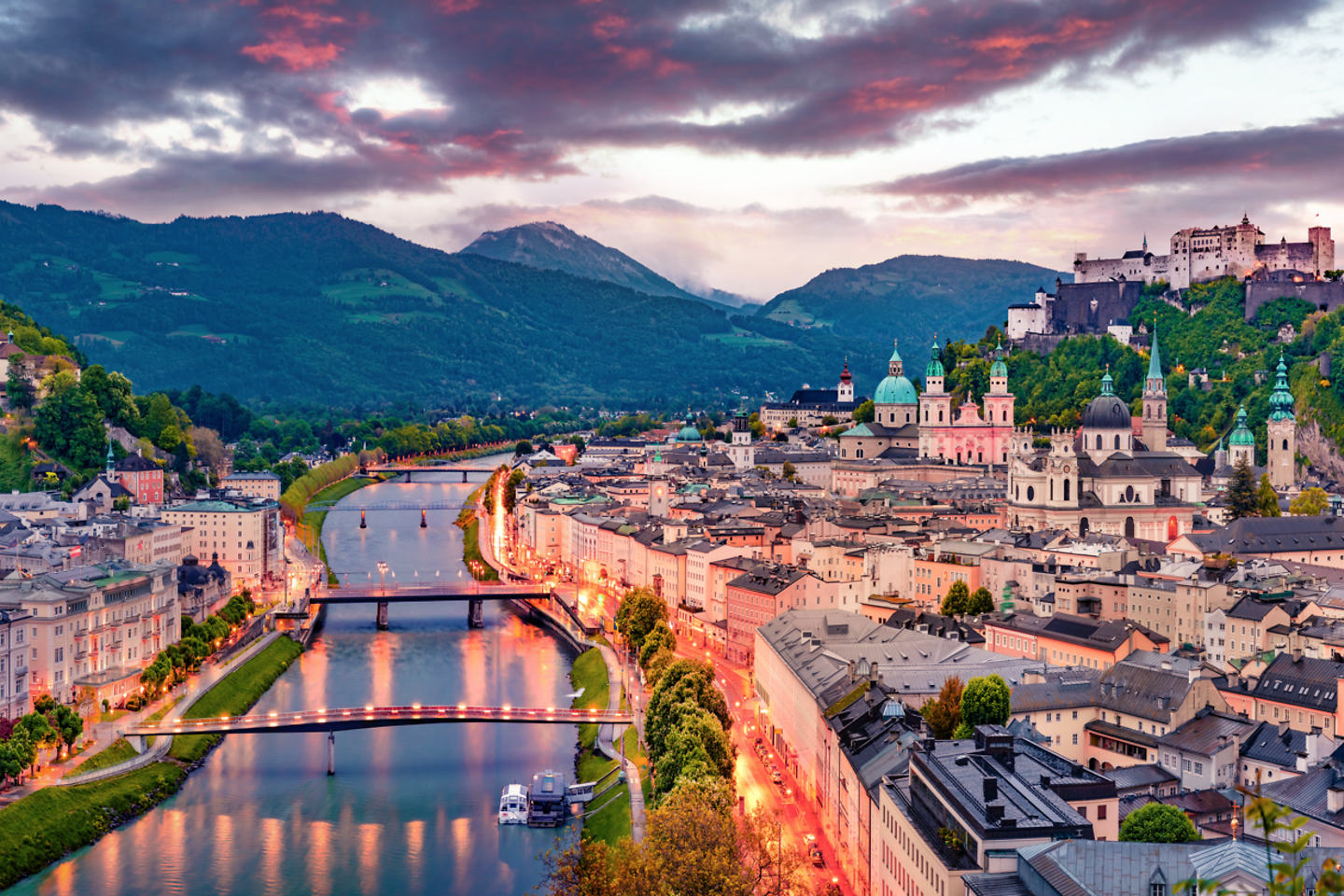 Stadt Salzburg mit Wahrzeichen 