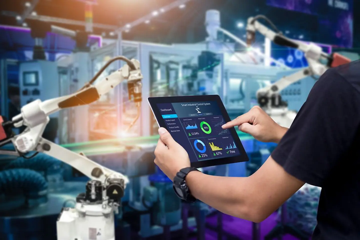 Ingenieur arbeitet mit KI am Tablet