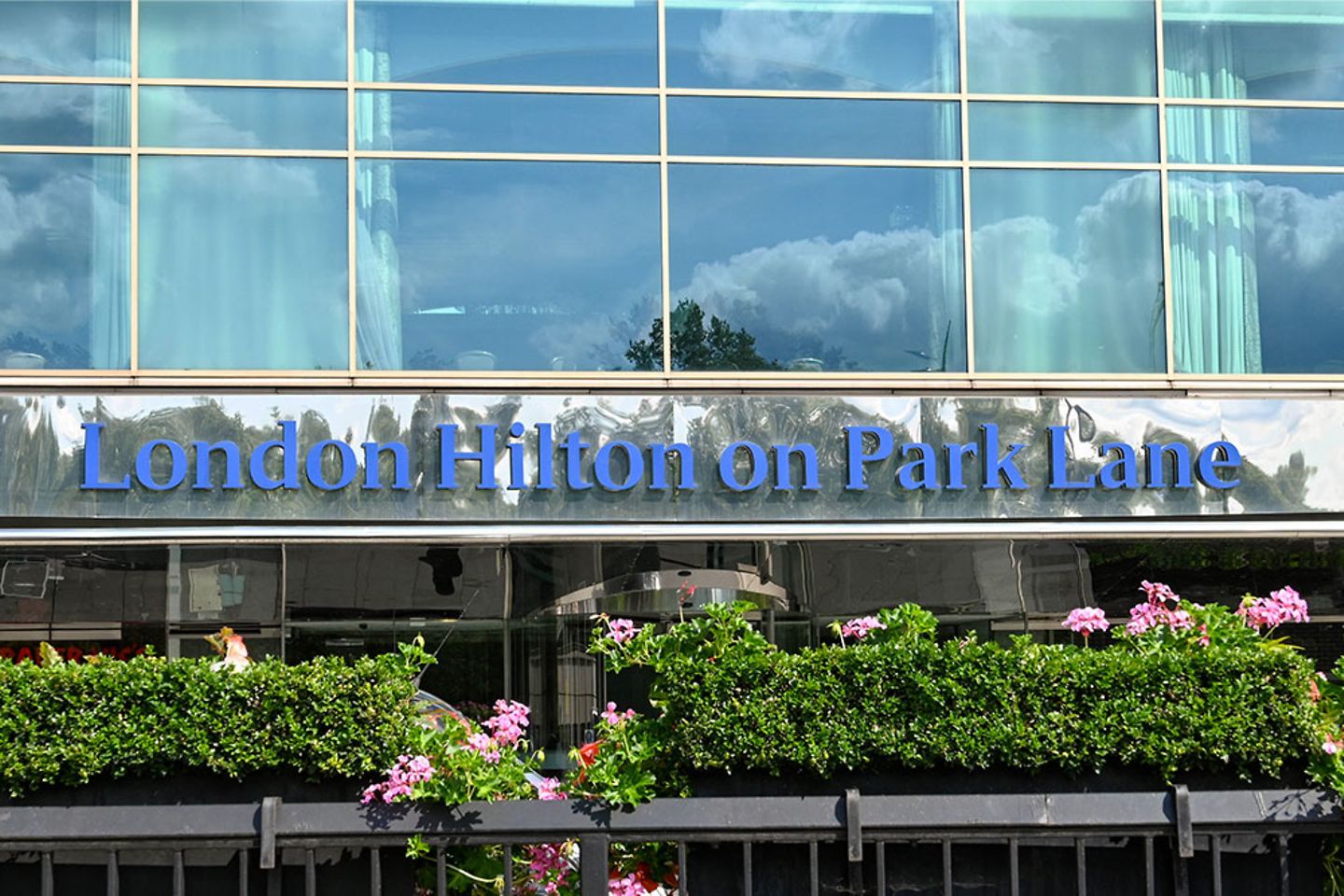 Hotel London Hilton on Park Lane front of building