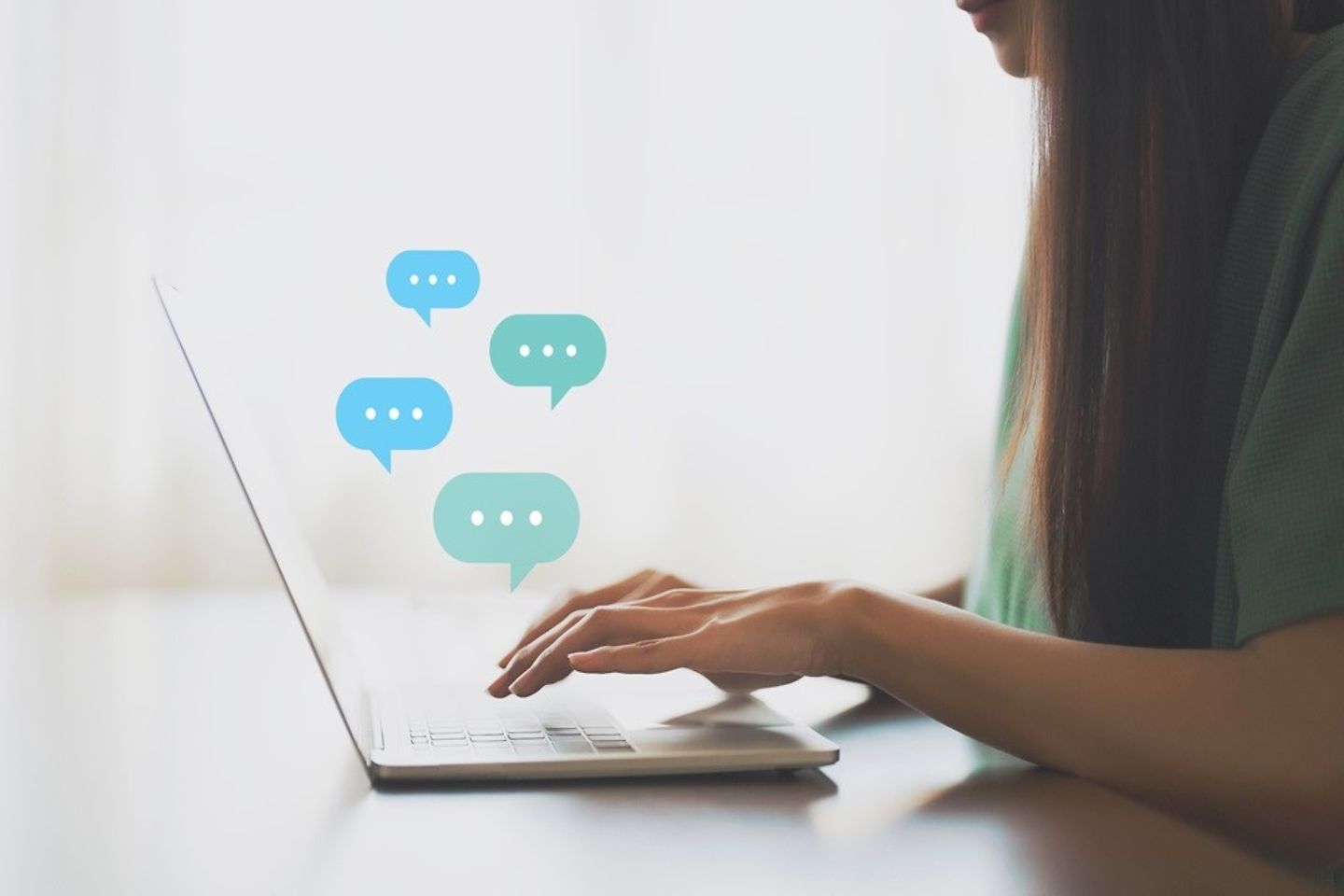 A enfermeira conversa em seu laptop