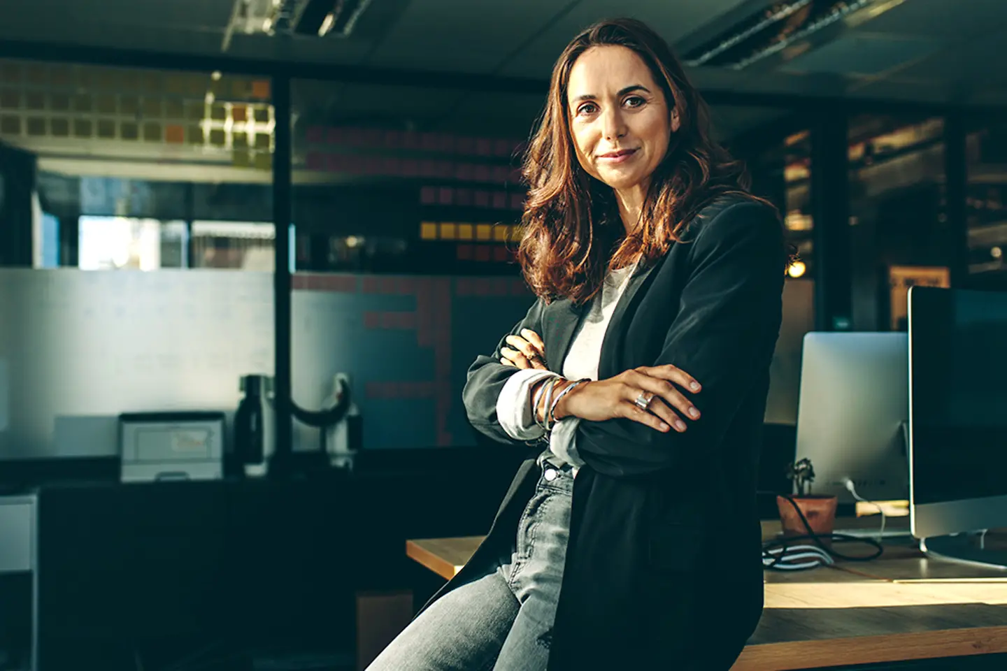 Een zakenvrouw zit aan haar bureau.