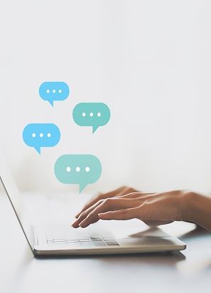 Verpleegster chat op laptop