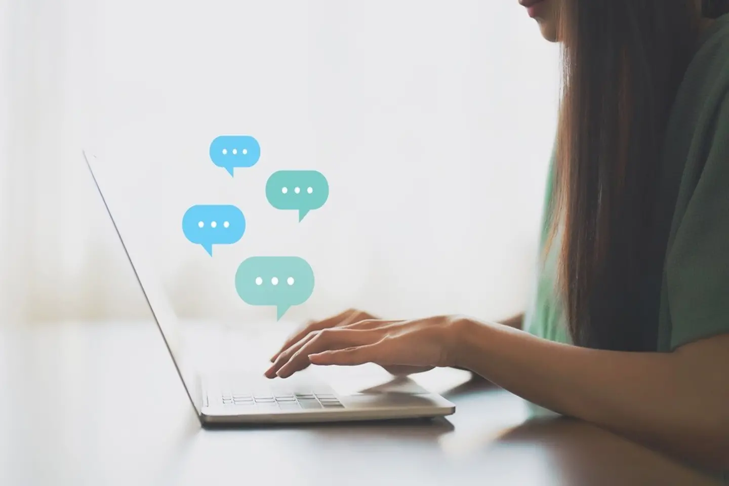 Verpleegster chat op laptop