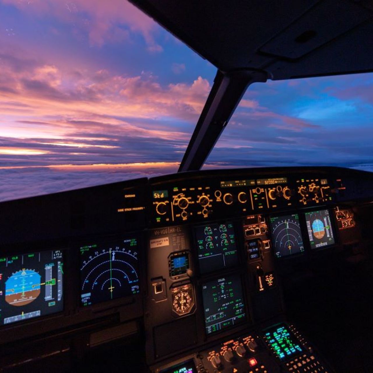 Sunset in the flightdeck of the Airbus A320