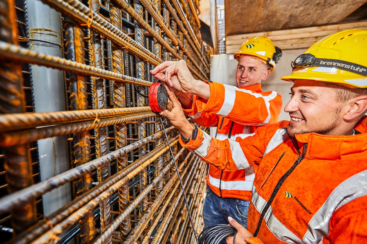 Werklui plaatsen sensor in brug