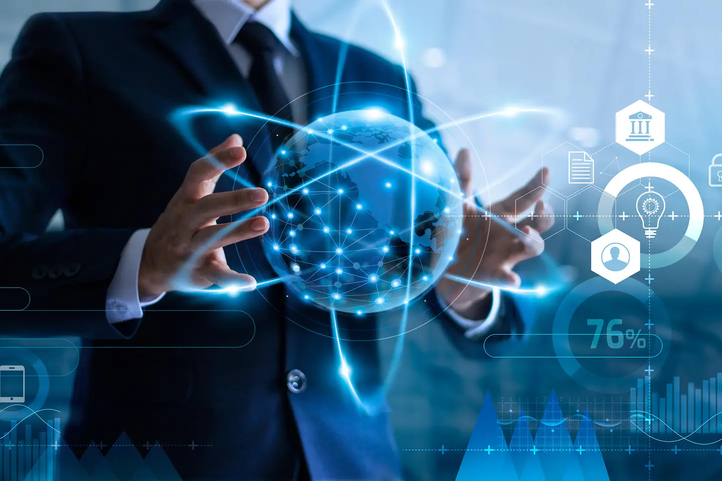 Hombre de negocios que posee una red de datos global y analiza datos.