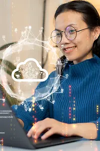 Une femme charge des données de son ordinateur portable vers le cloud.