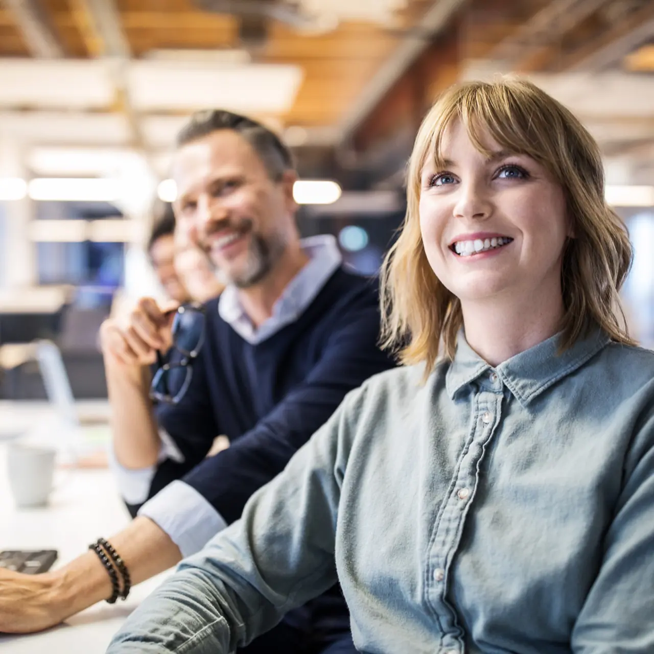Mujer y hombre sentados escuchando en una reunión