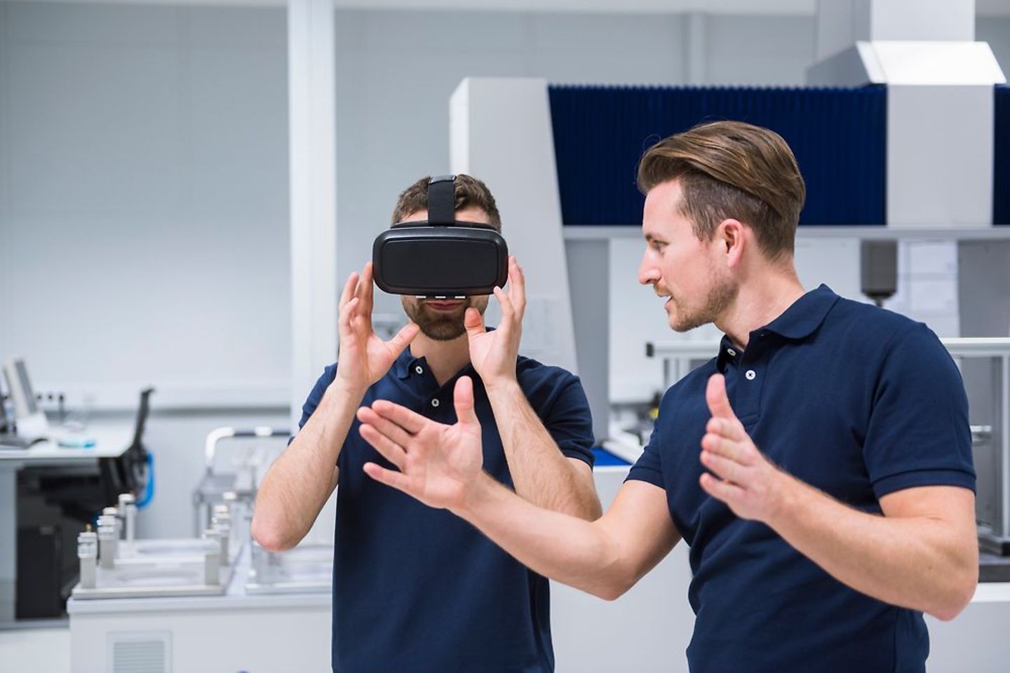Ingenieure arbeiten mit einer VR-Brille