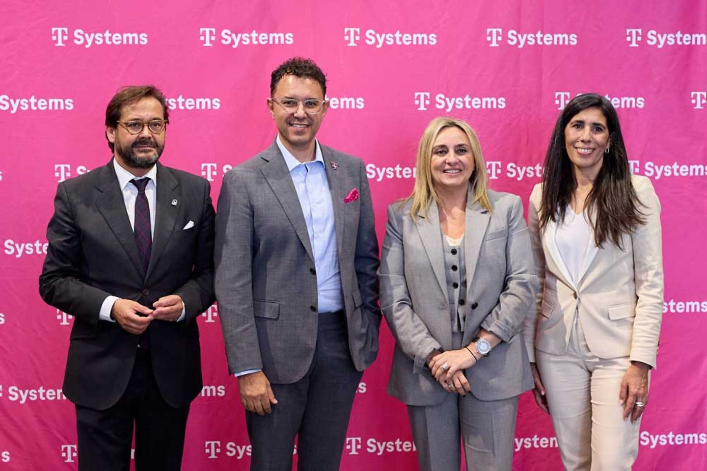 Empleados de T-Systems Iberia frente a un fotowall
