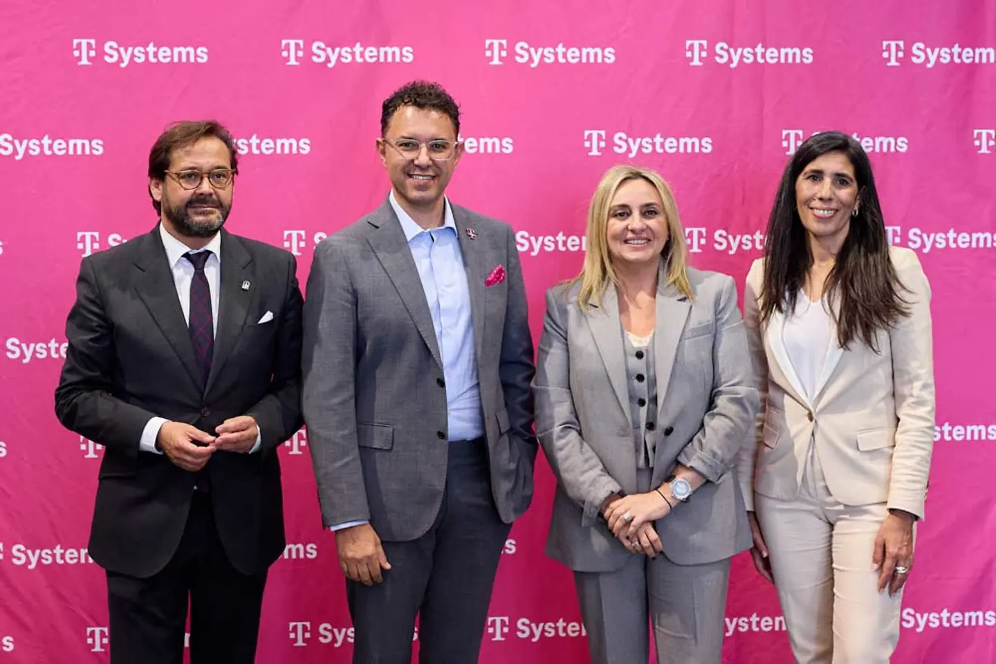 Empleados de T-Systems Iberia frente a un fotowall