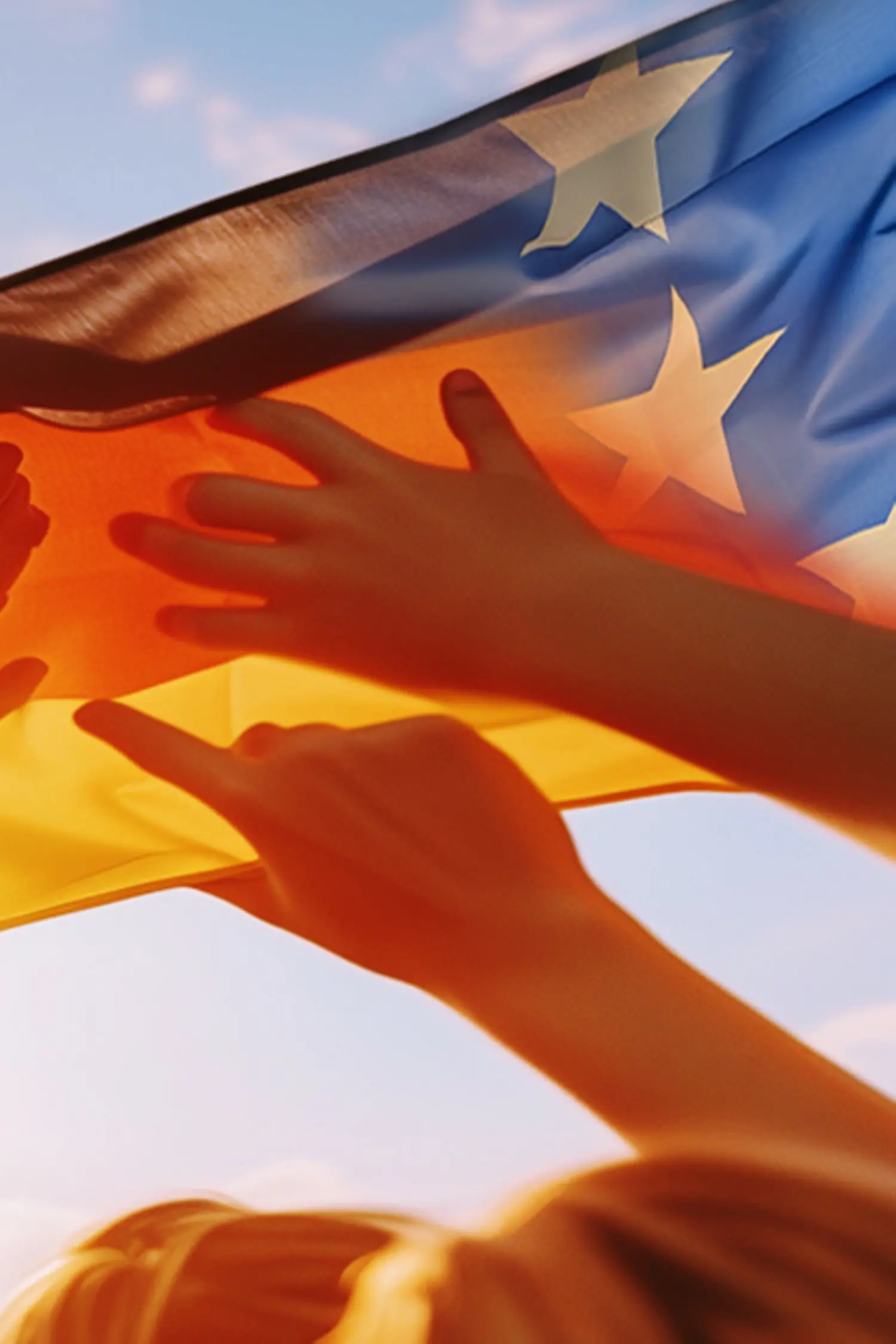Gruppe mit Deutschland- und Europaflagge in den Händen symbolisiert Zusammenhalt