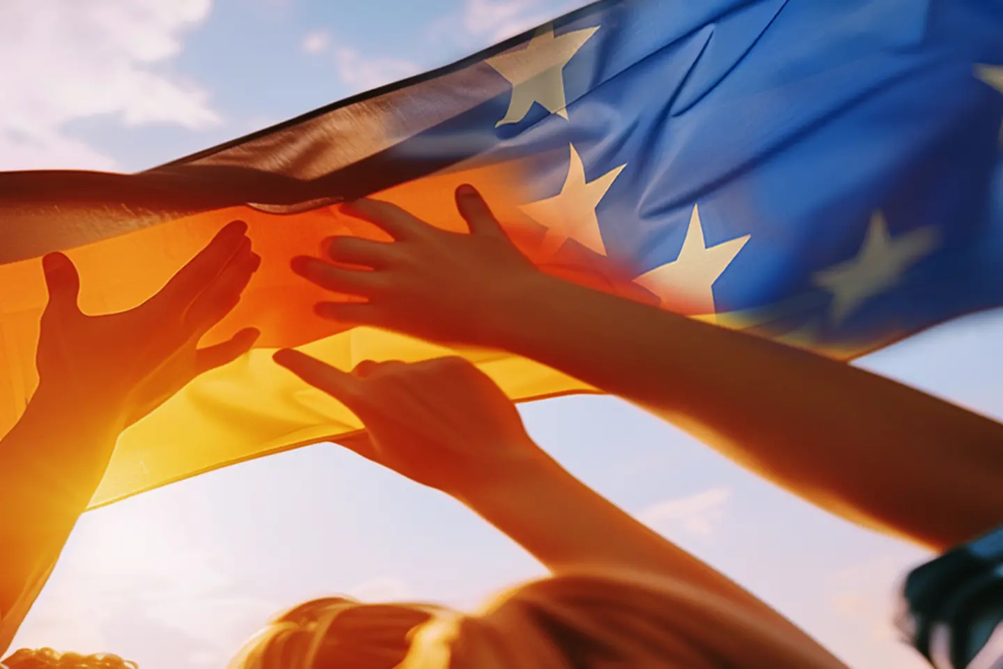Gruppe mit Deutschland- und Europaflagge in den Händen symbolisiert Zusammenhalt