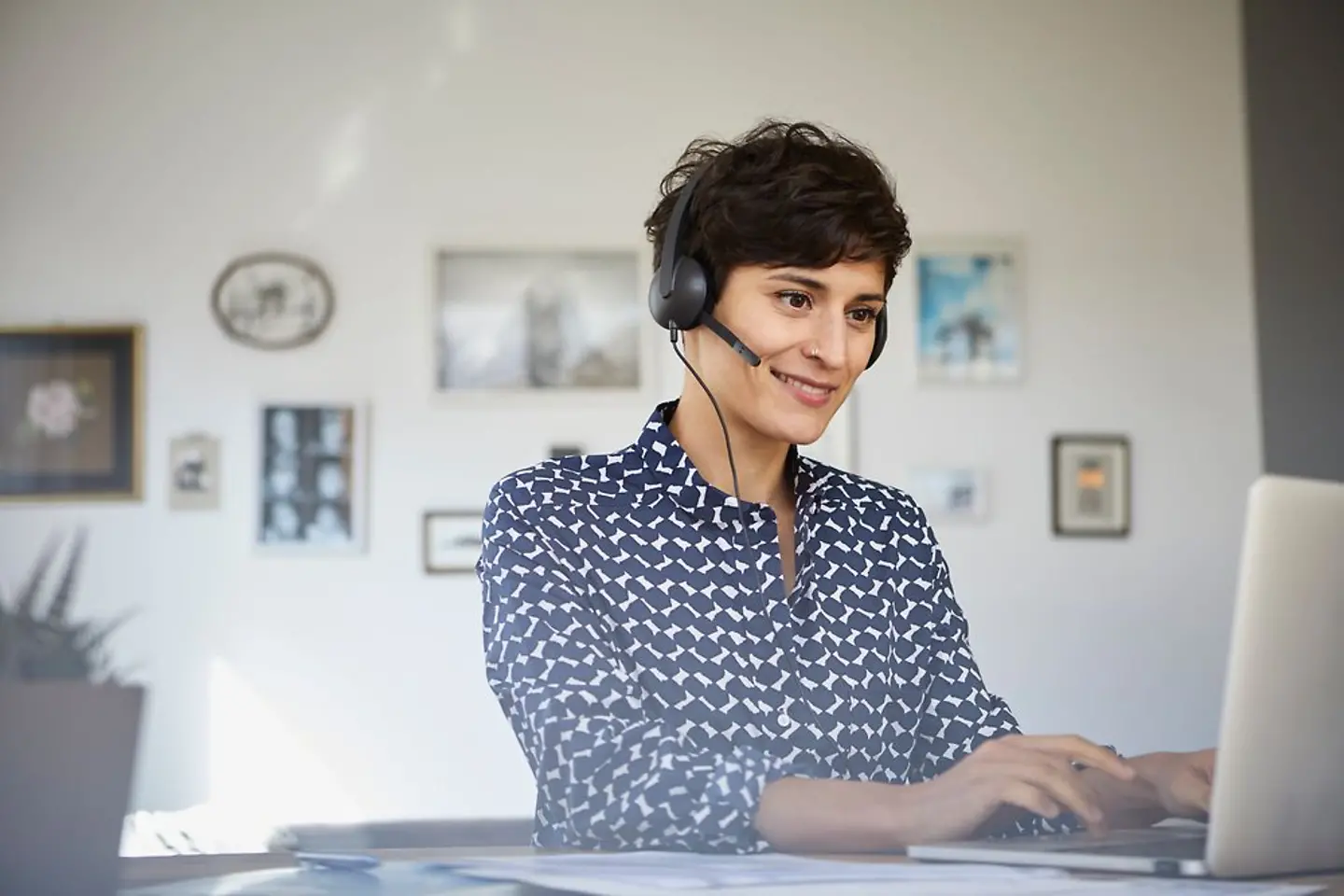 Une responsable RH vérifie les données dans le système RH de DTSE