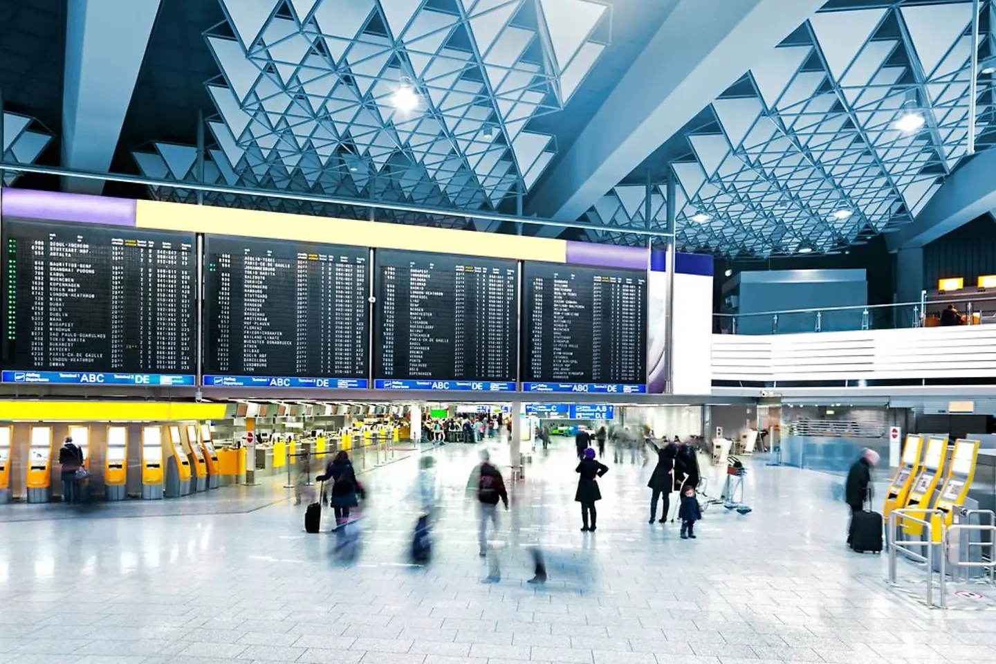 Menschen an einem Flughafen Terminal