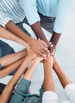 Geschäftsleute reichen sich die Hände im Team