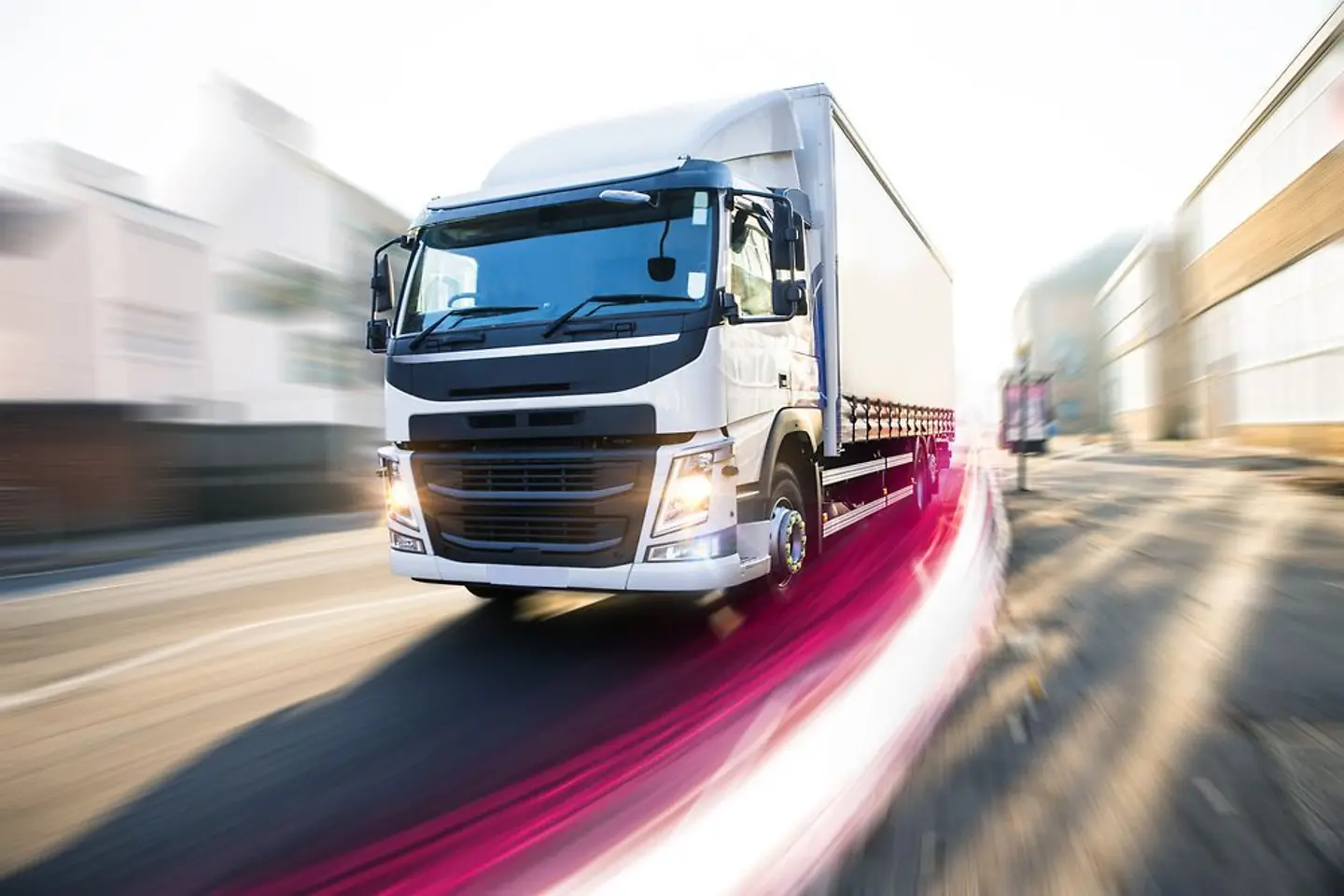 Autoroute à péage électronique dans un paysage forestier automnal avec passage de camions