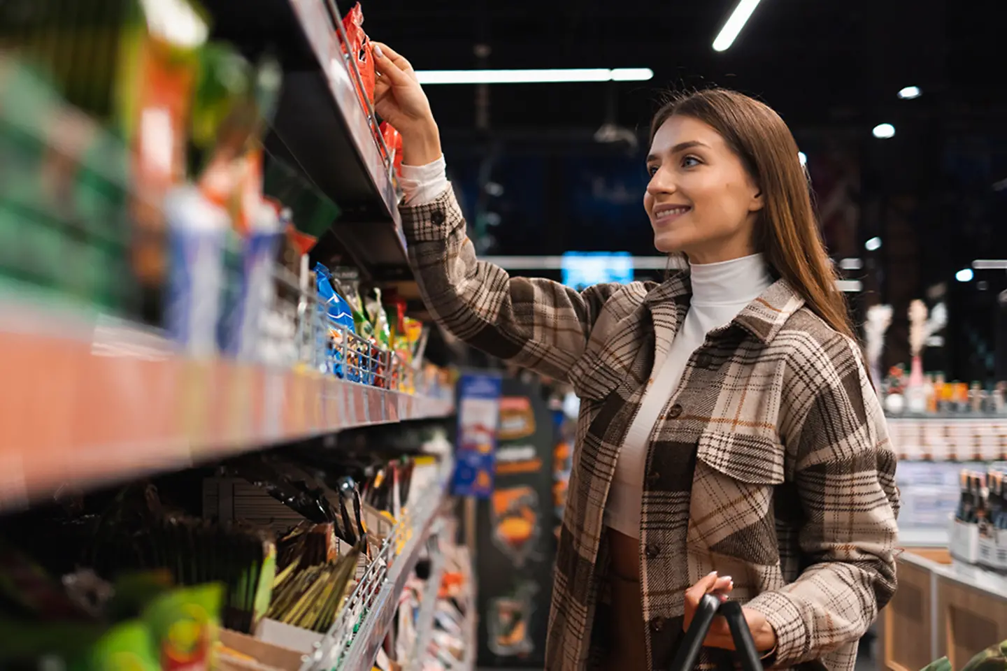 Young woman shopping groceries in a Valore supermarket