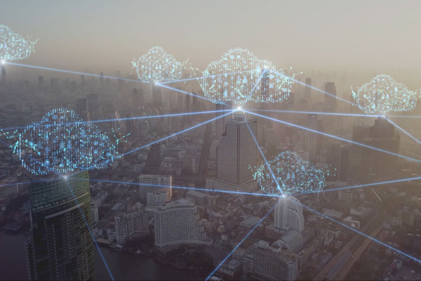 Virtuelle Darstellung von miteinander vernetzten Clouds vor einer Stadtansicht aus der Luft.