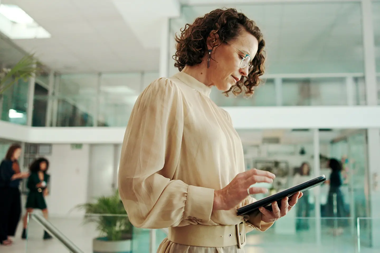 Frau mit Tablet im Büro