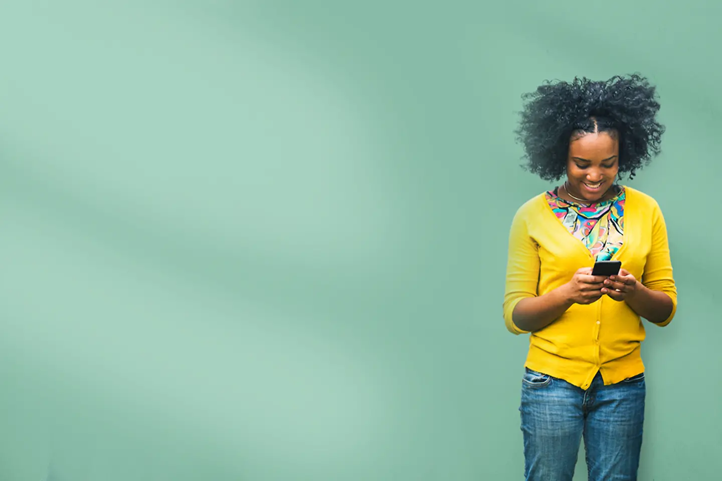 Een groep jongeren met tablets, mobiele telefoons en laptops