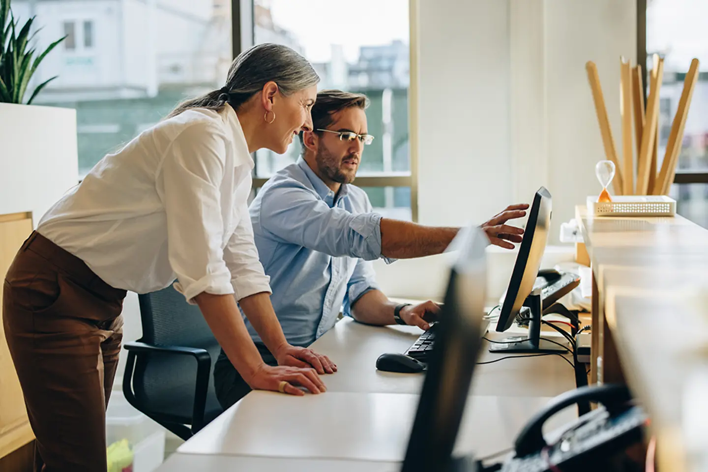 Dos hombres de negocios trabajando en una oficina