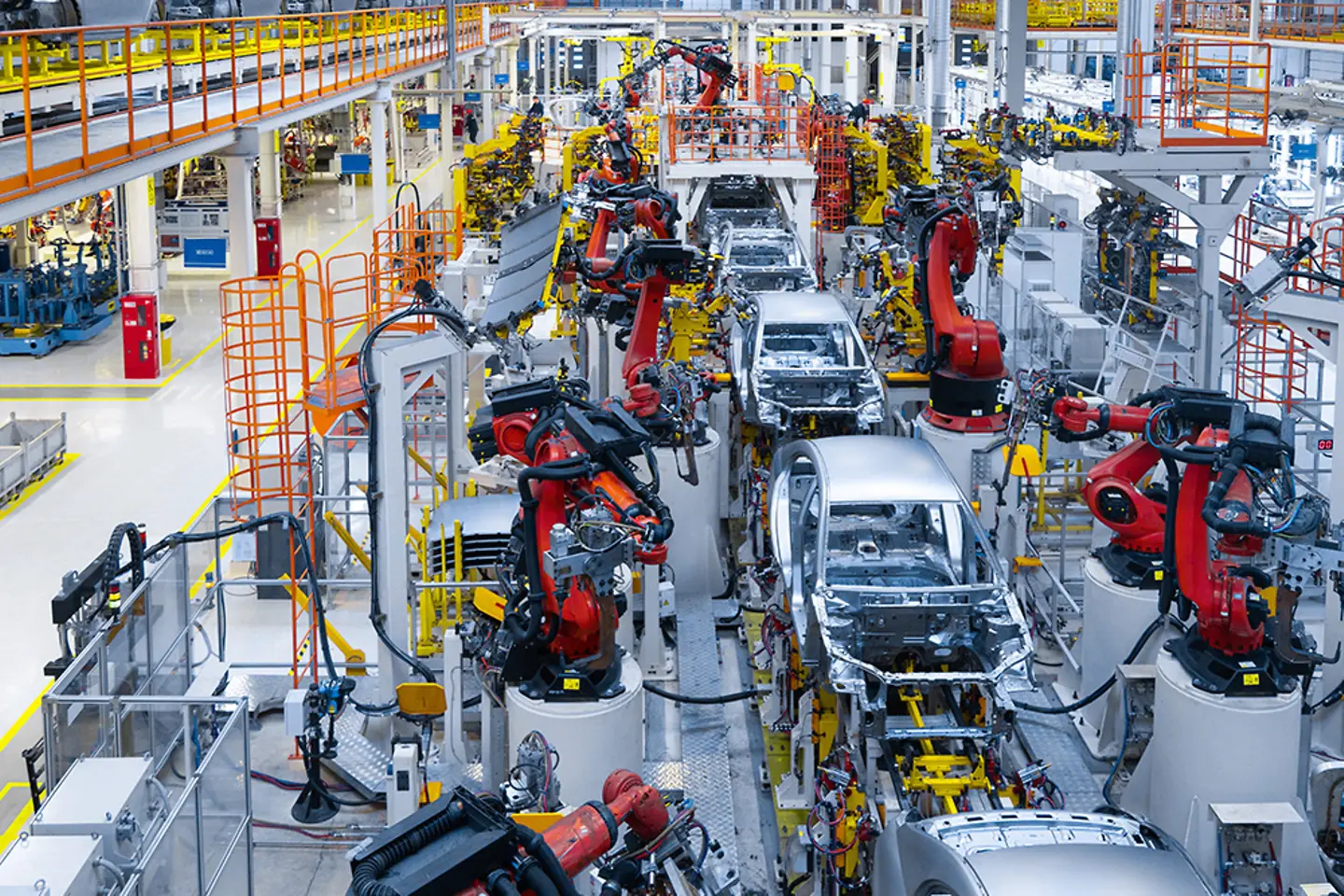 Produktionsstraße in einer modernen Automobilfabrik.