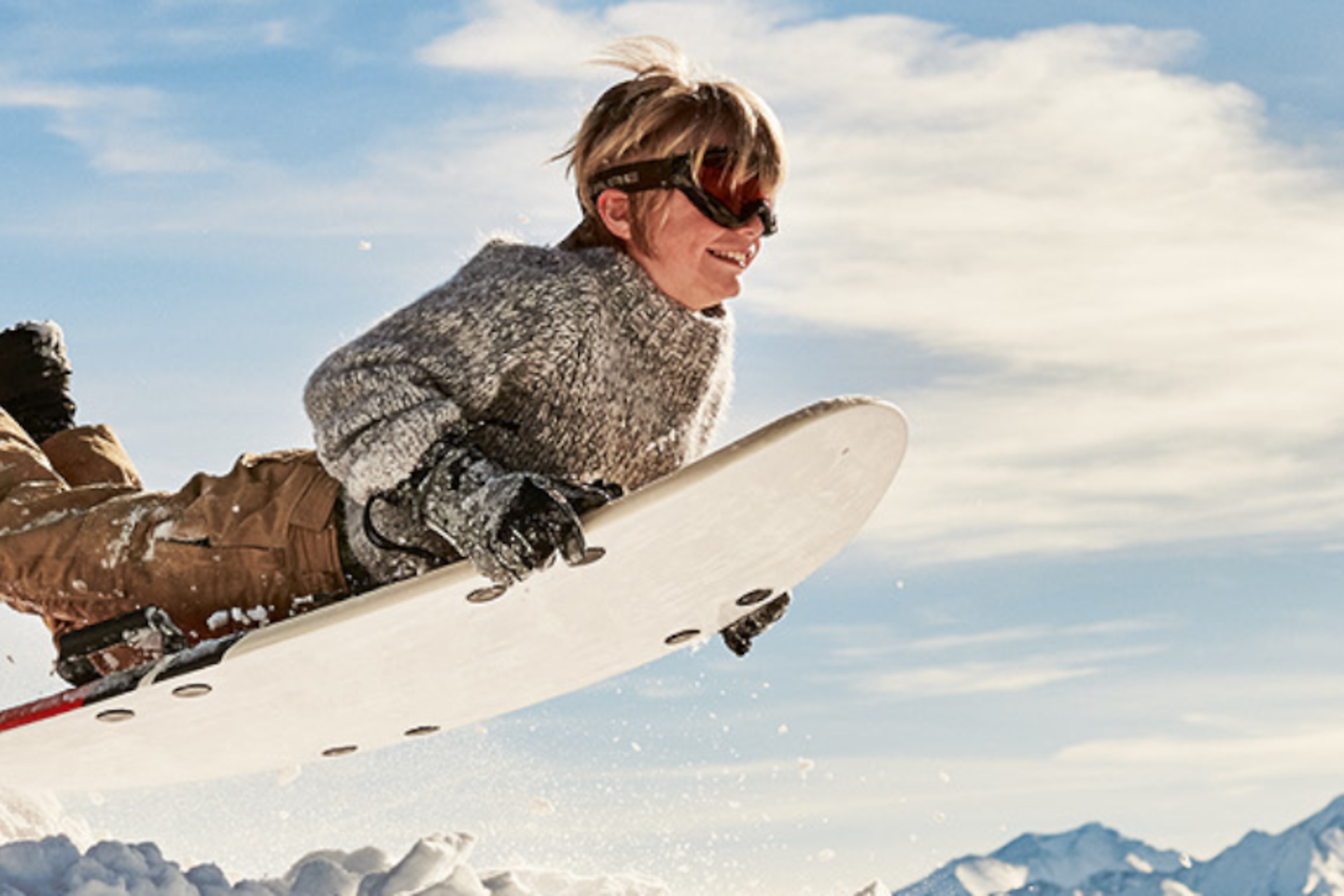 Snowboarder auf einem Surfbrett bergaufwärts