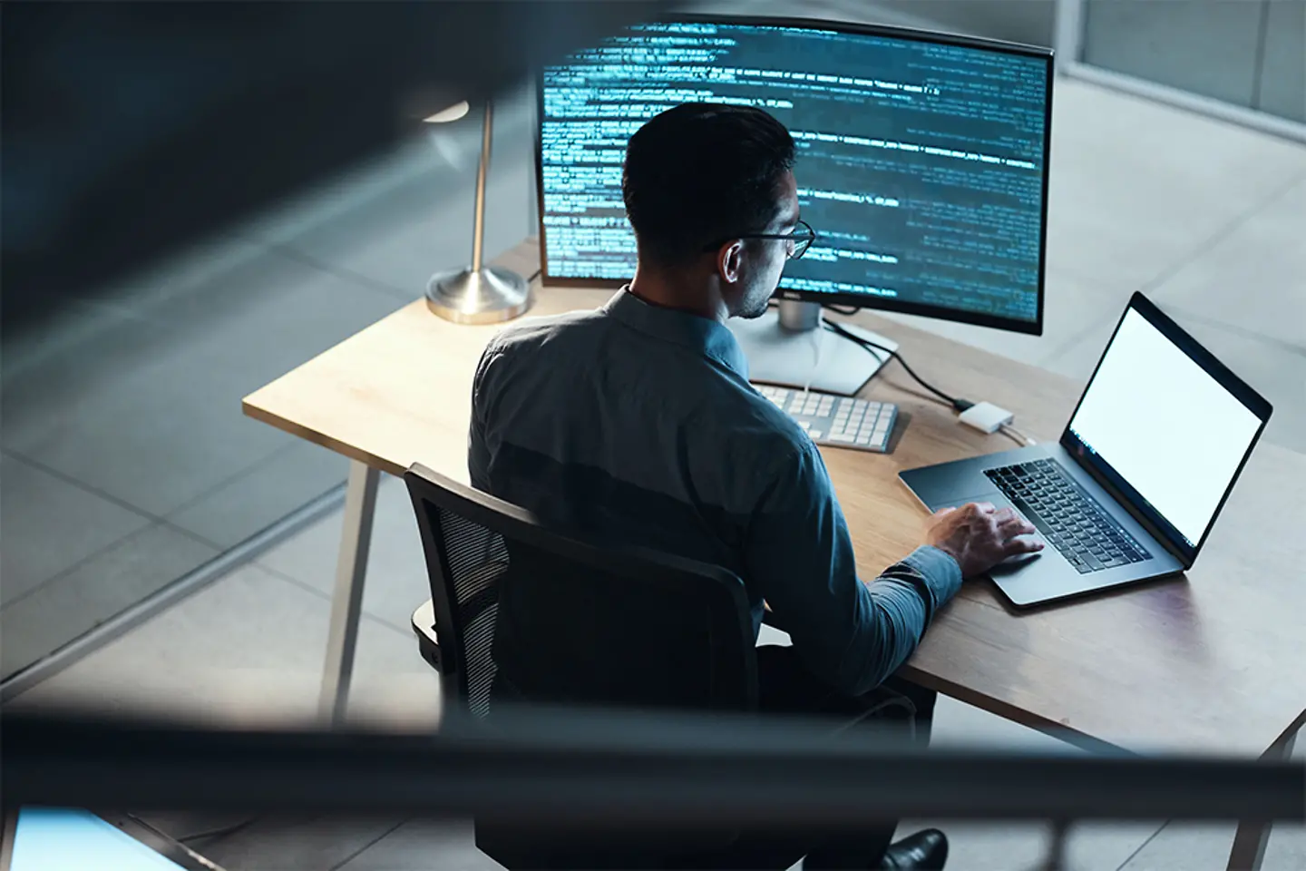 Programmierer bei der nächtlichen Arbeit am Laptop