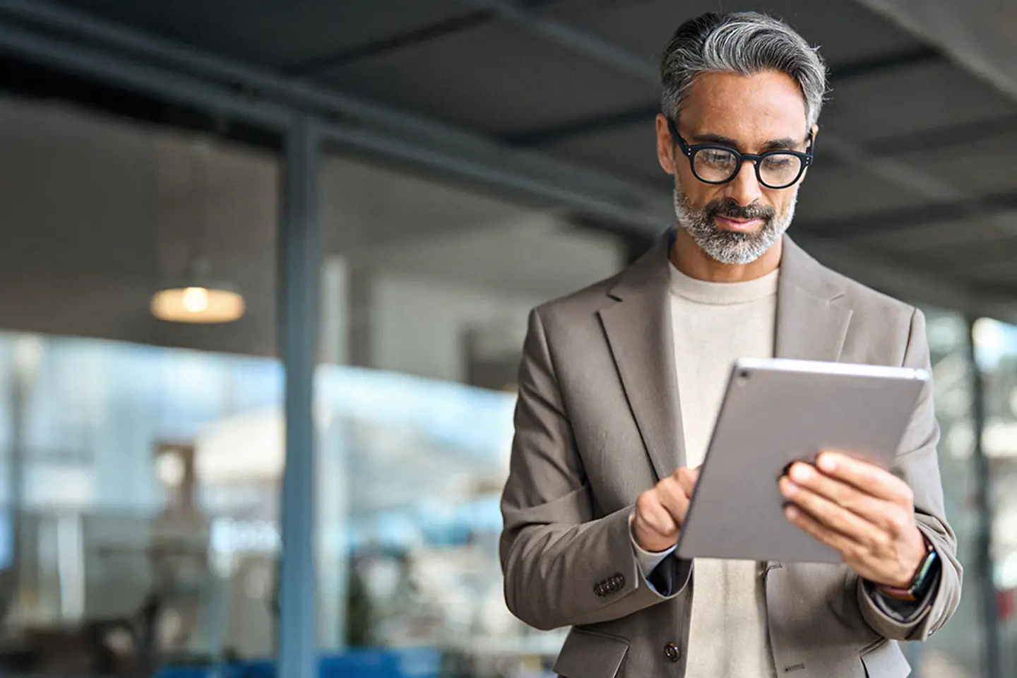 Homme d’affaires avec tablette au bureau 