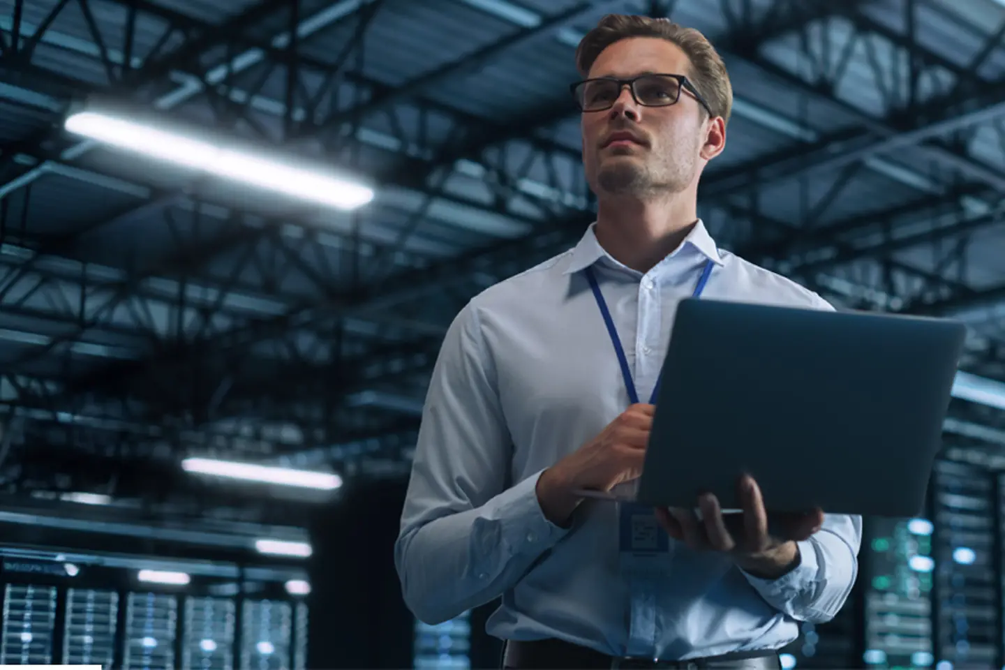 Informaticien avec ordinateur portable dans le datacenter