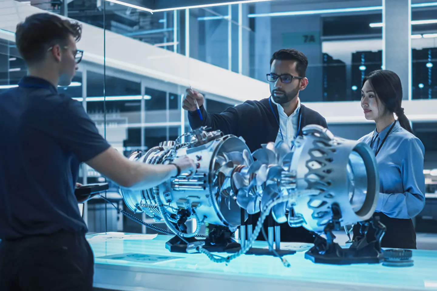 Een team van ingenieurs werkt aan een turbine