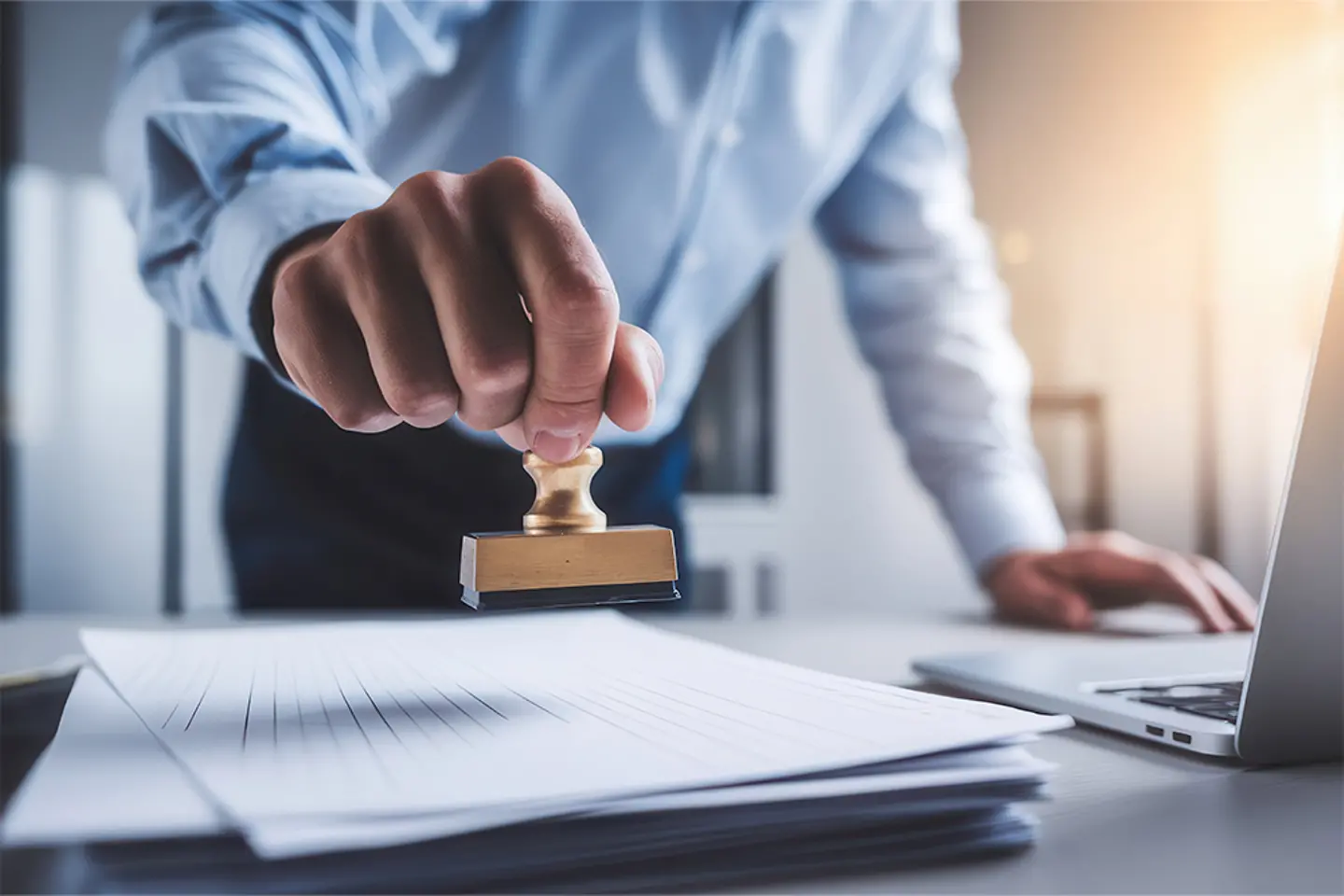 ECM unterstützt die Automatisierung von Workflows, die Integration mit Business-Apps wie SAP oder Salesforce, Funktionen für die Zusammenarbeit und eine erweiterte Berichterstellung mit KI-gestützten Erkenntnissen. Bearbeitung wichtiger Dokumente