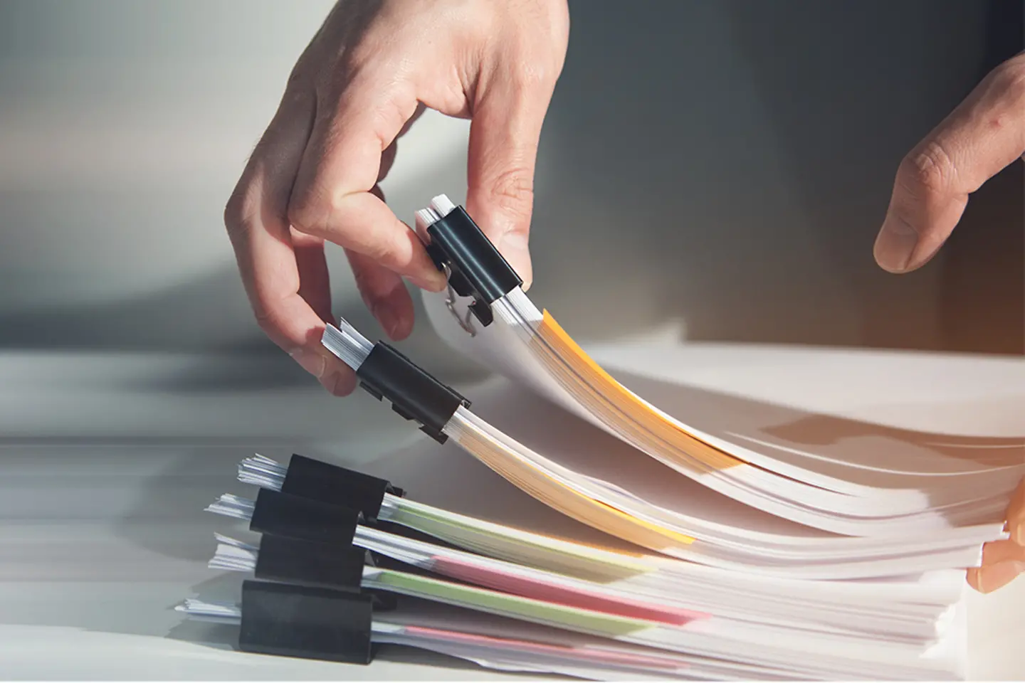 Der letzte Schritt besteht darin, Inhalte nützlich zu gestalten. Geschäftsmann blättert durch einen Stapel Dokumente