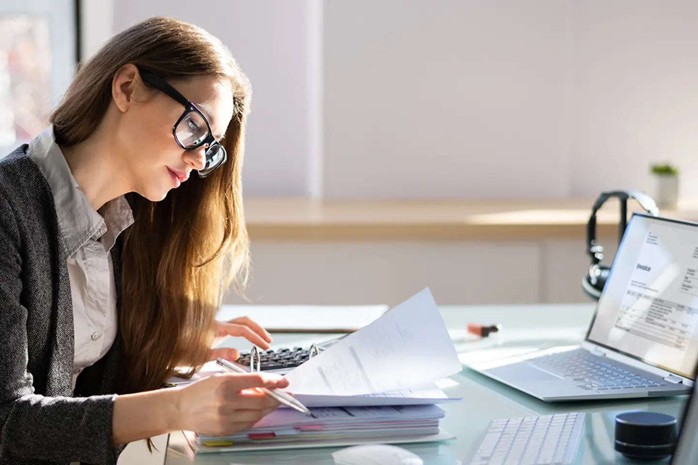 A female accountant uses an electronic invoicing system.